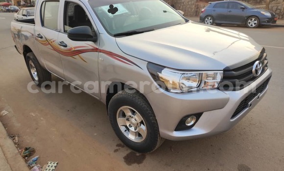 Sayi Na hannu Toyota Hilux Azurfa Mota in Yaounde a Babban Kamaru Sayi Na hannu Toyota Hilux Azurfa Mota in Yaounde a Babban Kamaru