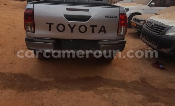 Sayi Na hannu Toyota Hilux Azurfa Mota in Yaounde a Babban Kamaru Sayi Na hannu Toyota Hilux Azurfa Mota in Yaounde a Babban Kamaru