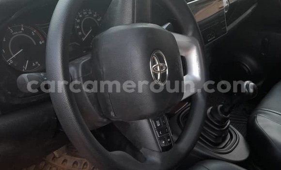 Sayi Na hannu Toyota Hilux Azurfa Mota in Yaounde a Babban Kamaru Sayi Na hannu Toyota Hilux Azurfa Mota in Yaounde a Babban Kamaru