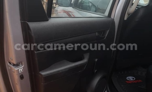 Sayi Na hannu Toyota Hilux Azurfa Mota in Yaounde a Babban Kamaru Sayi Na hannu Toyota Hilux Azurfa Mota in Yaounde a Babban Kamaru