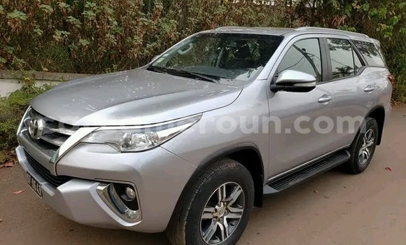 Sayi Sabo Toyota Fortuner White Mota in Yaounde a Babban Kamaru Sayi Sabo Toyota Fortuner White Mota in Yaounde a Babban Kamaru