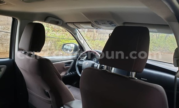 Sayi Sabo Toyota Fortuner White Mota in Yaounde a Babban Kamaru Sayi Sabo Toyota Fortuner White Mota in Yaounde a Babban Kamaru