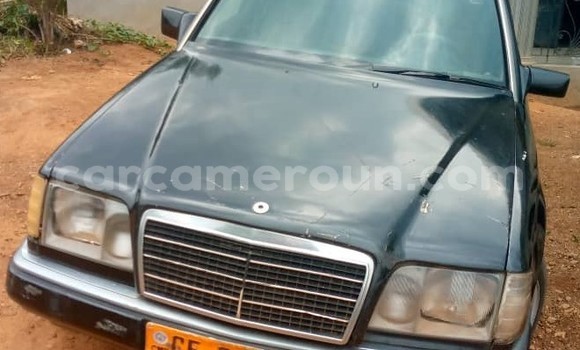 Sayi Na hannu Mercedes-Benz E200 Black Mota in Yaounde a Babban Kamaru