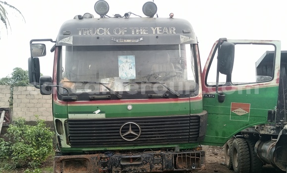Sayi Na hannu Mercedes Viano Sauran Mota in Buea a Yammacin Kamaru