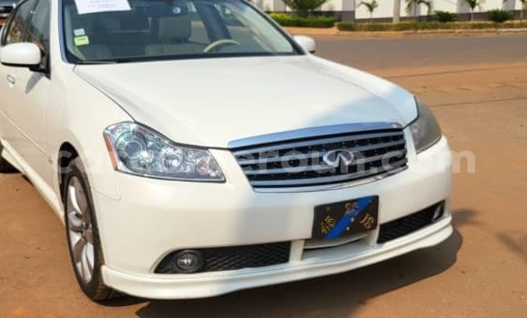 Sayi Na hannu Infinity Q45 White Mota in Douala a Ƙasar Kamaru Sayi Na hannu Infinity Q45 White Mota in Douala a Ƙasar Kamaru