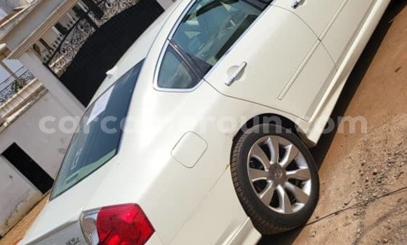 Sayi Na hannu Infinity Q45 White Mota in Douala a Ƙasar Kamaru Sayi Na hannu Infinity Q45 White Mota in Douala a Ƙasar Kamaru