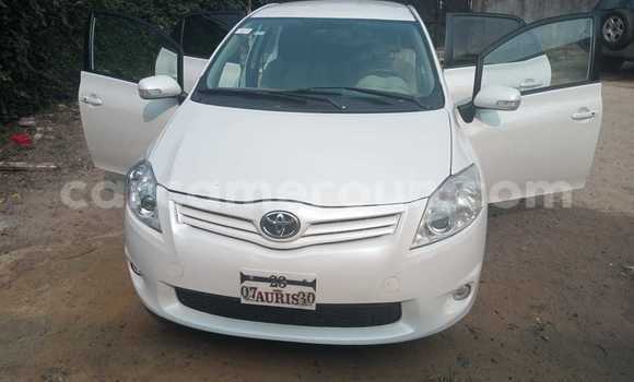 Sayi Sabo Toyota Auris White Mota in Douala a Ƙasar Kamaru Sayi Sabo Toyota Auris White Mota in Douala a Ƙasar Kamaru