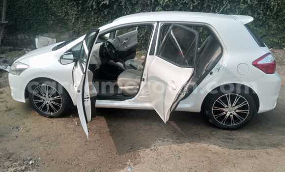 Sayi Sabo Toyota Auris White Mota in Douala a Ƙasar Kamaru Sayi Sabo Toyota Auris White Mota in Douala a Ƙasar Kamaru