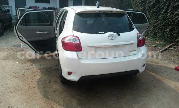 Sayi Sabo Toyota Auris White Mota in Douala a Ƙasar Kamaru Sayi Sabo Toyota Auris White Mota in Douala a Ƙasar Kamaru