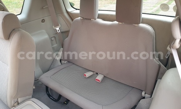 Sayi Na hannu Toyota Corolla Verso Red Mota in Yaounde a Babban Kamaru Sayi Na hannu Toyota Corolla Verso Red Mota in Yaounde a Babban Kamaru