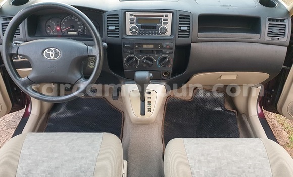 Sayi Na hannu Toyota Corolla Verso Red Mota in Yaounde a Babban Kamaru Sayi Na hannu Toyota Corolla Verso Red Mota in Yaounde a Babban Kamaru