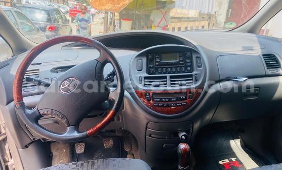 Sayi Imported Toyota Previa Azurfa Mota in Douala a Ƙasar Kamaru Sayi Imported Toyota Previa Azurfa Mota in Douala a Ƙasar Kamaru