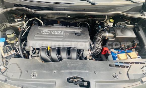 Sayi Imported Toyota Corolla Verso Azurfa Mota in Douala a Ƙasar Kamaru Sayi Imported Toyota Corolla Verso Azurfa Mota in Douala a Ƙasar Kamaru