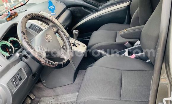 Sayi Imported Toyota Corolla Verso Azurfa Mota in Douala a Ƙasar Kamaru Sayi Imported Toyota Corolla Verso Azurfa Mota in Douala a Ƙasar Kamaru