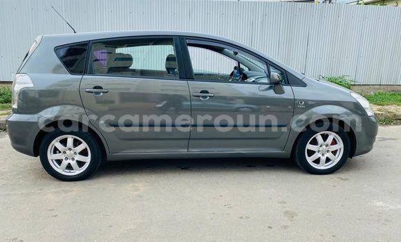 Sayi Imported Toyota Corolla Verso Azurfa Mota in Douala a Ƙasar Kamaru Sayi Imported Toyota Corolla Verso Azurfa Mota in Douala a Ƙasar Kamaru