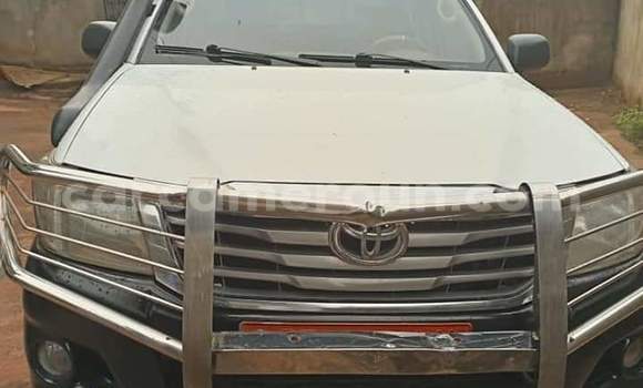 Sayi Na hannu Toyota Hilux White Mota in Yaounde a Babban Kamaru