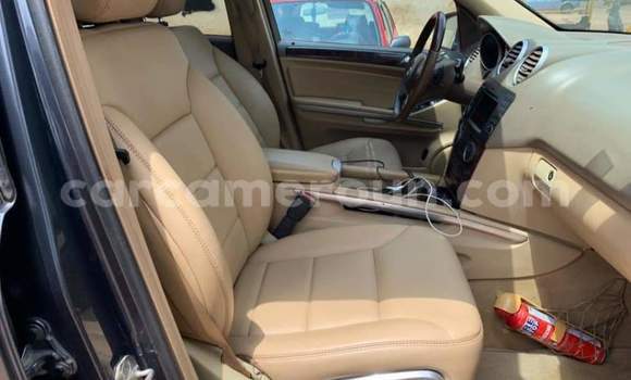 Sayi Na hannu Mercedes‒Benz ML–Class Azurfa Mota in Yaounde a Babban Kamaru Sayi Na hannu Mercedes‒Benz ML–Class Azurfa Mota in Yaounde a Babban Kamaru