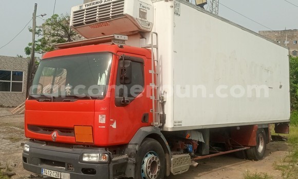 Sayi Imported Renault Kerax Red Babbar mota in Douala a Ƙasar Kamaru