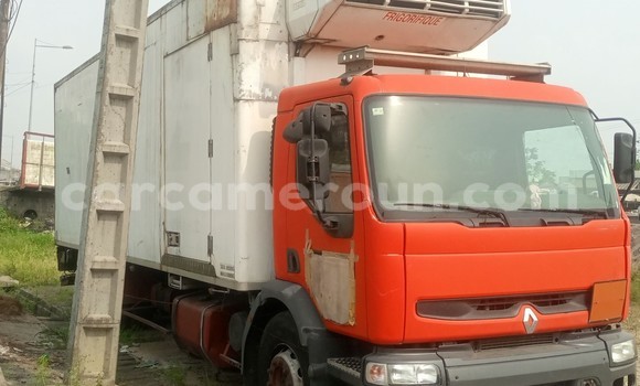 Sayi Imported Renault Kerax Red Babbar mota in Douala a Ƙasar Kamaru Sayi Imported Renault Kerax Red Babbar mota in Douala a Ƙasar Kamaru