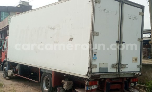 Sayi Imported Renault Kerax Red Babbar mota in Douala a Ƙasar Kamaru Sayi Imported Renault Kerax Red Babbar mota in Douala a Ƙasar Kamaru