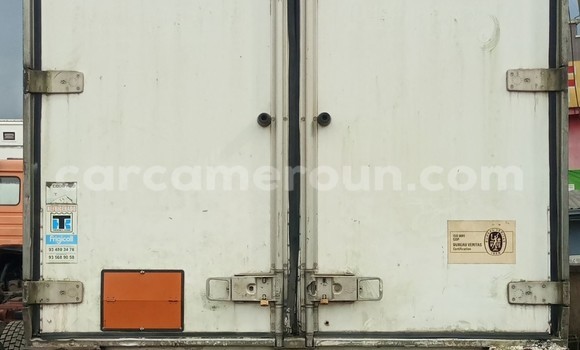 Sayi Imported Renault Kerax Red Babbar mota in Douala a Ƙasar Kamaru Sayi Imported Renault Kerax Red Babbar mota in Douala a Ƙasar Kamaru