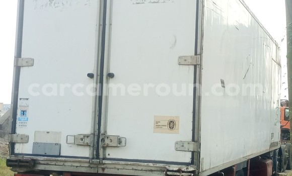 Sayi Imported Renault Kerax Red Babbar mota in Douala a Ƙasar Kamaru Sayi Imported Renault Kerax Red Babbar mota in Douala a Ƙasar Kamaru