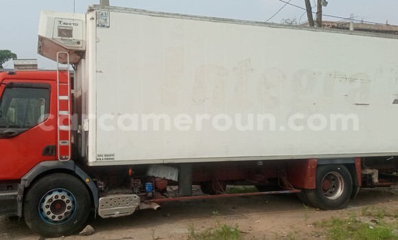 Sayi Imported Renault Kerax Red Babbar mota in Douala a Ƙasar Kamaru Sayi Imported Renault Kerax Red Babbar mota in Douala a Ƙasar Kamaru