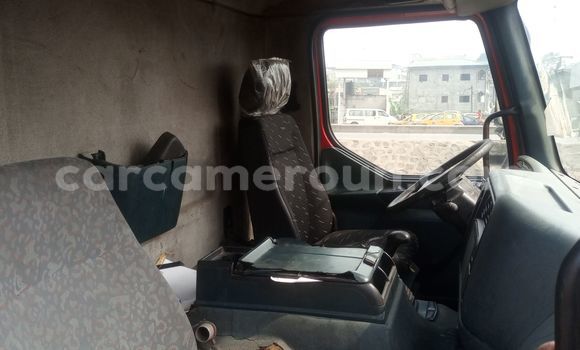 Sayi Imported Renault Kerax Red Babbar mota in Douala a Ƙasar Kamaru Sayi Imported Renault Kerax Red Babbar mota in Douala a Ƙasar Kamaru