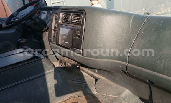 Sayi Imported Renault Kerax Red Babbar mota in Douala a Ƙasar Kamaru Sayi Imported Renault Kerax Red Babbar mota in Douala a Ƙasar Kamaru