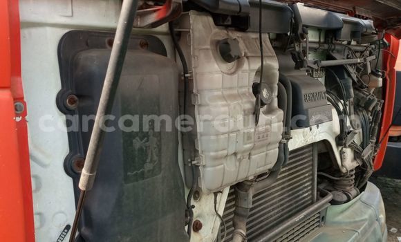 Sayi Imported Renault Kerax Red Babbar mota in Douala a Ƙasar Kamaru Sayi Imported Renault Kerax Red Babbar mota in Douala a Ƙasar Kamaru