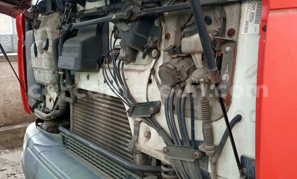 Sayi Imported Renault Kerax Red Babbar mota in Douala a Ƙasar Kamaru Sayi Imported Renault Kerax Red Babbar mota in Douala a Ƙasar Kamaru