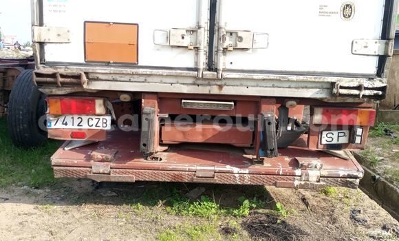 Sayi Imported Renault Kerax Red Babbar mota in Douala a Ƙasar Kamaru Sayi Imported Renault Kerax Red Babbar mota in Douala a Ƙasar Kamaru