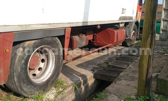 Sayi Imported Renault Kerax Red Babbar mota in Douala a Ƙasar Kamaru Sayi Imported Renault Kerax Red Babbar mota in Douala a Ƙasar Kamaru