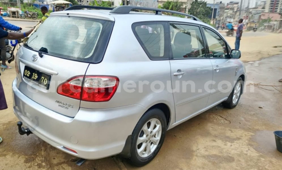 Sayi Sabo Toyota Avensis M Mota in Douala a Ƙasar Kamaru