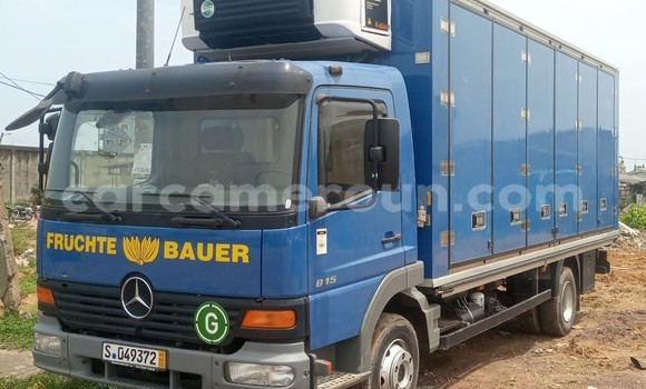 Sayi Imported Mercedes‒Benz 814 Blue Babbar mota in Douala a Ƙasar Kamaru