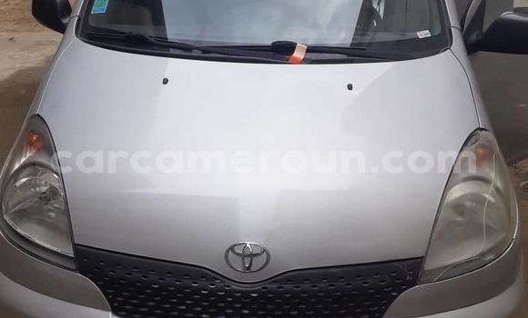 Sayi Na hannu Toyota Yaris Verso Azurfa Mota in Douala a Ƙasar Kamaru