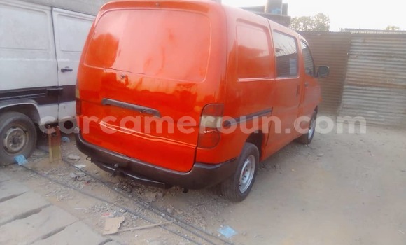 Sayi Na hannu Toyota Hiace Red Mota in Douala a Ƙasar Kamaru Sayi Na hannu Toyota Hiace Red Mota in Douala a Ƙasar Kamaru