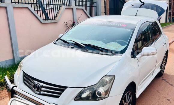 Sayi Na hannu Toyota Blade White Mota in Yaounde a Babban Kamaru