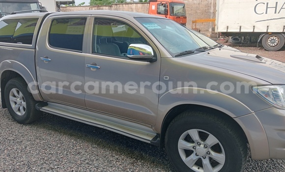 Sayi Na hannu Toyota Hilux Azurfa Mota in Douala a Ƙasar Kamaru Sayi Na hannu Toyota Hilux Azurfa Mota in Douala a Ƙasar Kamaru