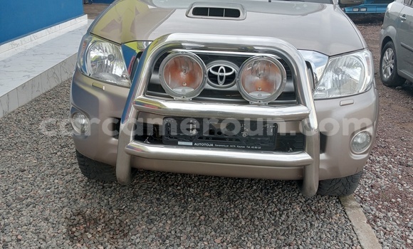 Sayi Na hannu Toyota Hilux Azurfa Mota in Douala a Ƙasar Kamaru Sayi Na hannu Toyota Hilux Azurfa Mota in Douala a Ƙasar Kamaru