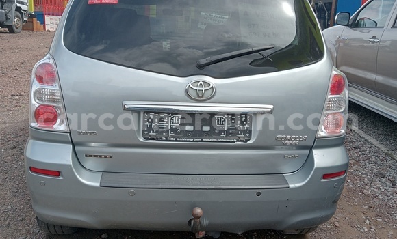 Sayi Na hannu Toyota Corolla Verso Azurfa Mota in Douala a Ƙasar Kamaru