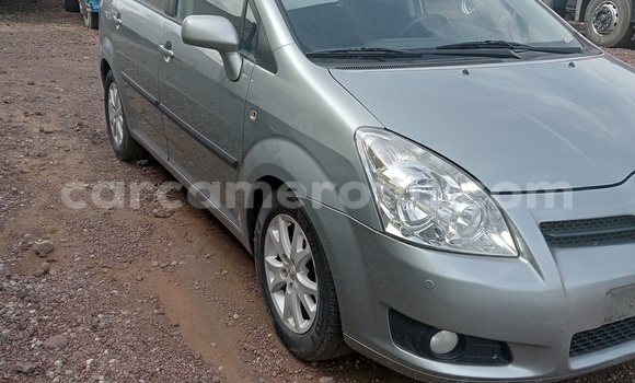 Sayi Na hannu Toyota Corolla Verso Azurfa Mota in Douala a Ƙasar Kamaru Sayi Na hannu Toyota Corolla Verso Azurfa Mota in Douala a Ƙasar Kamaru