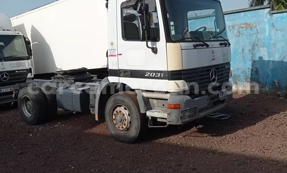 Sayi Na hannu Mercedes‒Benz Truck White Babbar mota in Douala a Ƙasar Kamaru Sayi Na hannu Mercedes‒Benz Truck White Babbar mota in Douala a Ƙasar Kamaru