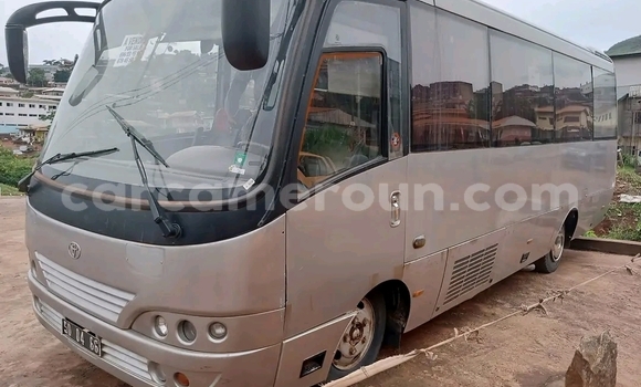 Sayi Na hannu Toyota Gaia Azurfa Mota in Yaounde a Babban Kamaru