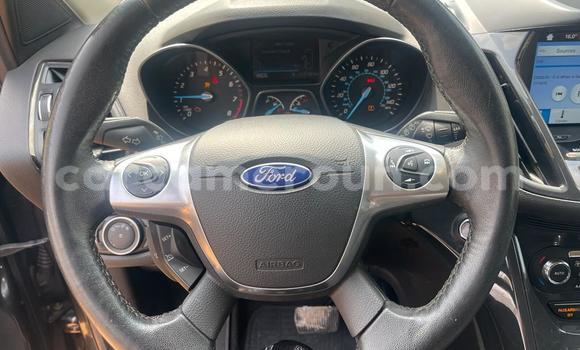 Sayi Na hannu Ford Escape Azurfa Mota in Yaounde a Babban Kamaru Sayi Na hannu Ford Escape Azurfa Mota in Yaounde a Babban Kamaru