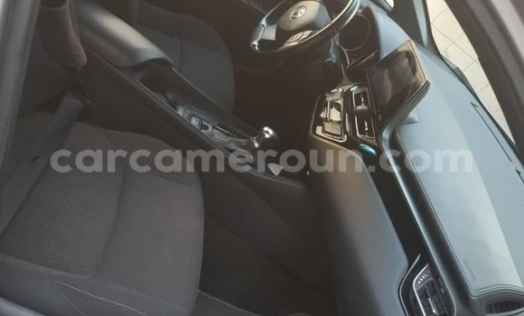 Sayi Imported Toyota C-HR Azurfa Mota in Douala a Ƙasar Kamaru Sayi Imported Toyota C-HR Azurfa Mota in Douala a Ƙasar Kamaru