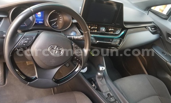 Sayi Imported Toyota C-HR Azurfa Mota in Douala a Ƙasar Kamaru Sayi Imported Toyota C-HR Azurfa Mota in Douala a Ƙasar Kamaru
