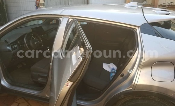 Sayi Imported Toyota C-HR Azurfa Mota in Douala a Ƙasar Kamaru Sayi Imported Toyota C-HR Azurfa Mota in Douala a Ƙasar Kamaru