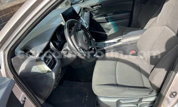 Sayi Imported Toyota C-HR Azurfa Mota in Douala a Ƙasar Kamaru Sayi Imported Toyota C-HR Azurfa Mota in Douala a Ƙasar Kamaru