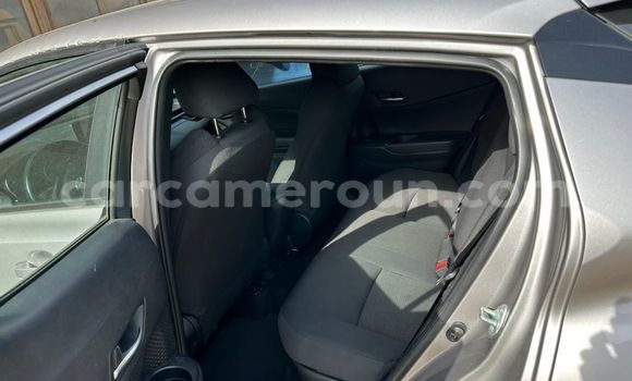 Sayi Imported Toyota C-HR Azurfa Mota in Douala a Ƙasar Kamaru Sayi Imported Toyota C-HR Azurfa Mota in Douala a Ƙasar Kamaru